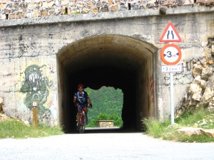 Saliendo del pequeño túnel de la presa de Compuerto se encara el tramo final descendente hacia Guardo.